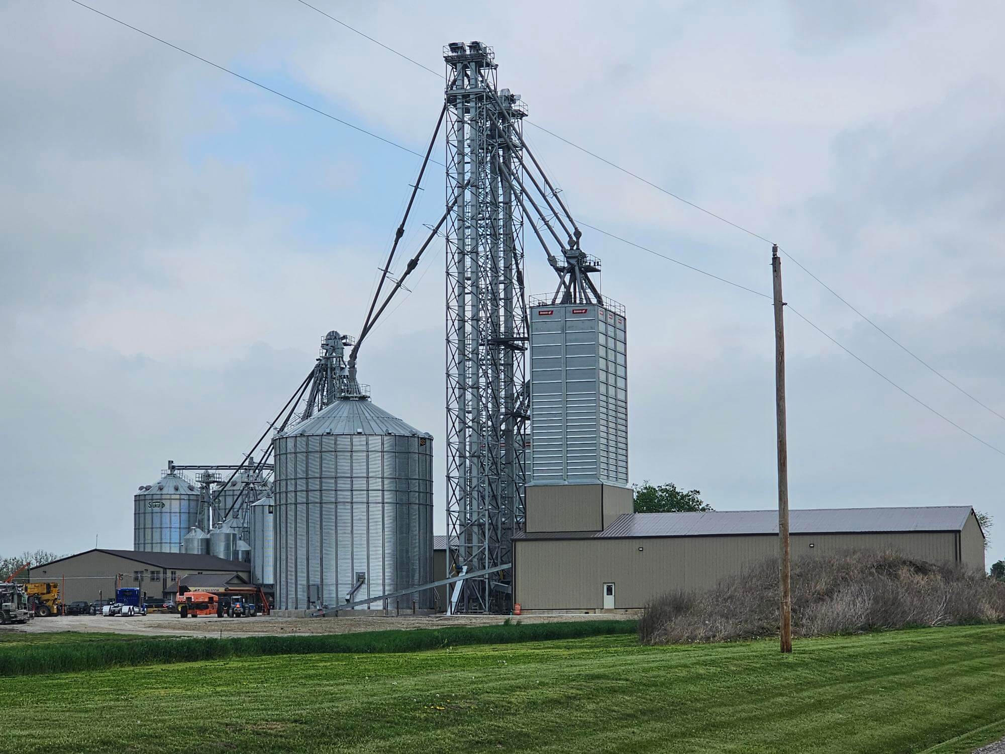 Grain bin site in Sedalia, Missouri featuring Chief Agri storage bins, a commercial grain dryer, and supporting structures built by Agri-Systems, Inc.